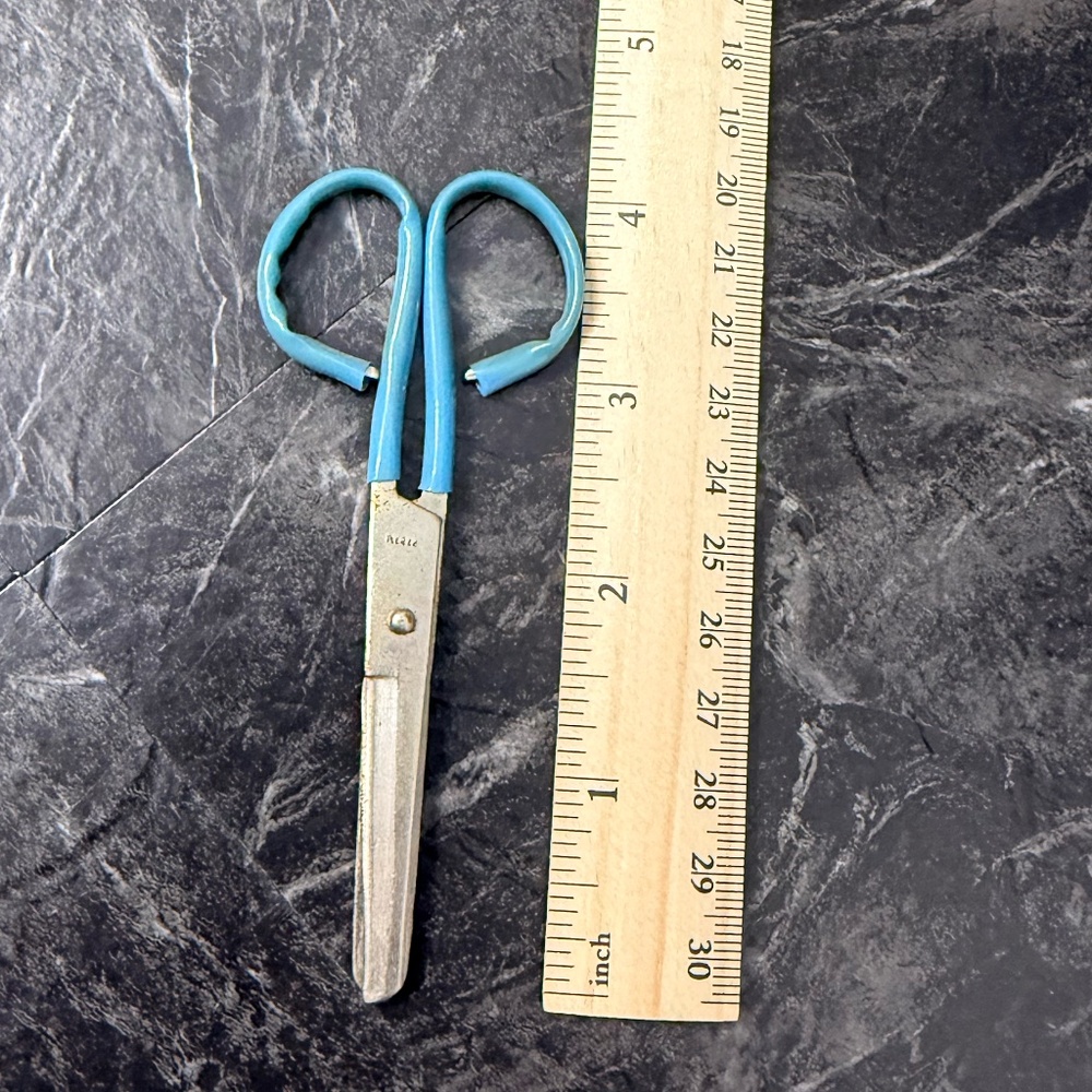 Vintage Telephone Figurine Pin Cushion, Measuring Tape and Scissors - Picture 11 of 16
